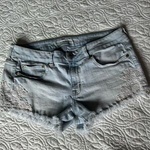 🪻Blue denim shorts with lace detailing